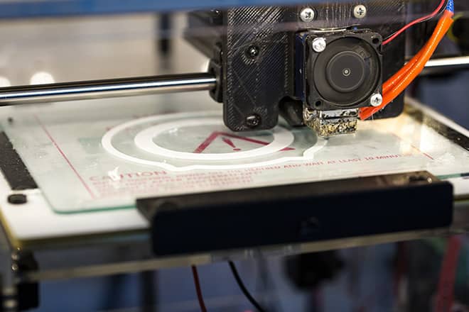 PLA-Filament wird von einem 3D-Drucker gedruckt